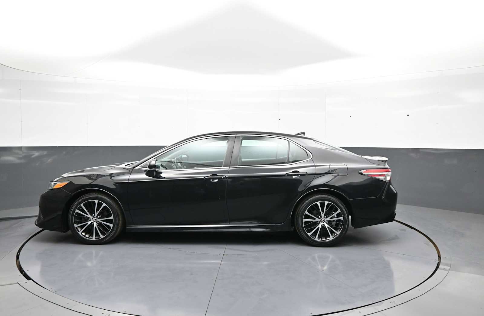 Certified 2019 Toyota Camry SE w/ Convenience Package FWD image 9