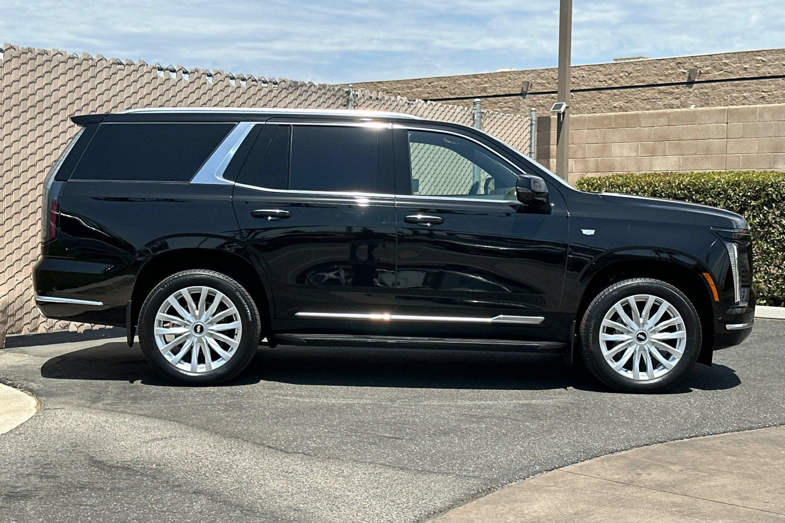 Used 2025 Cadillac Escalade Luxury w/ LPO, Floor Liner Package RWD image 3