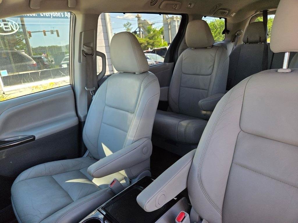 Used 2017 Toyota Sienna XLE w/ XLE Navigation Package AWD/4WD image 11