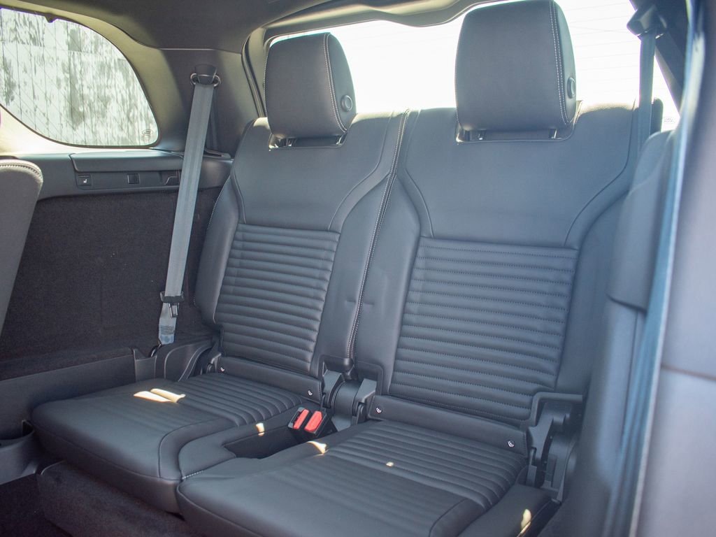 Used 2025 Land Rover Discovery Dynamic SE image 36