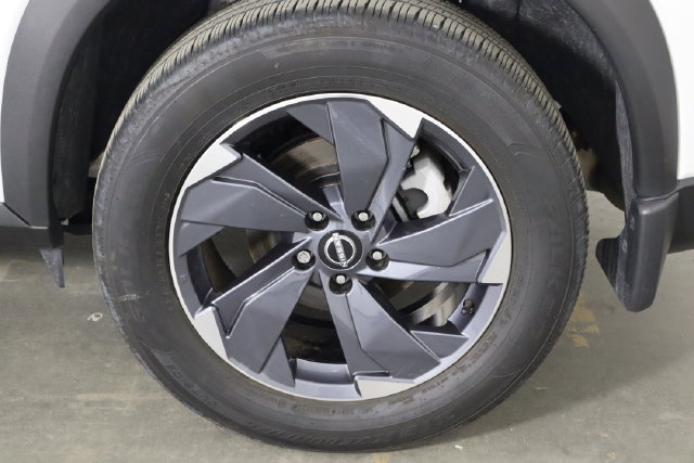 Used 2025 Nissan Rogue SV FWD image 32