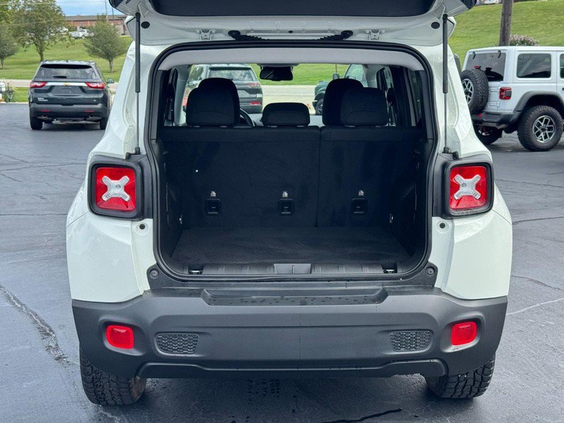 Used 2023 Jeep Renegade Latitude w/ Premium Group AWD/4WD image 5