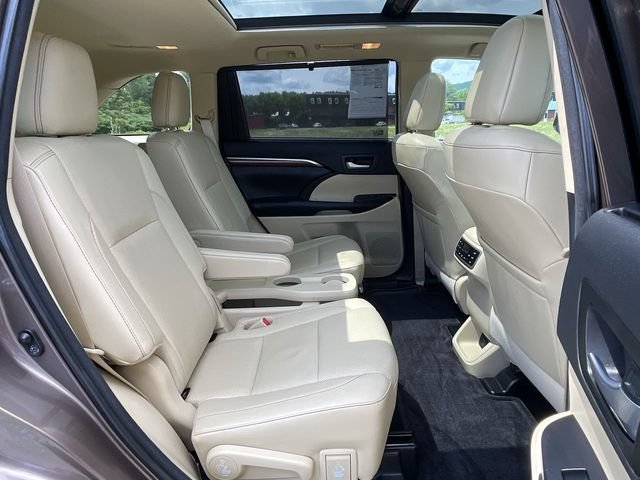 Certified 2018 Toyota Highlander Limited Platinum w/ Carpet Mat Package (TMS) AWD/4WD image 23