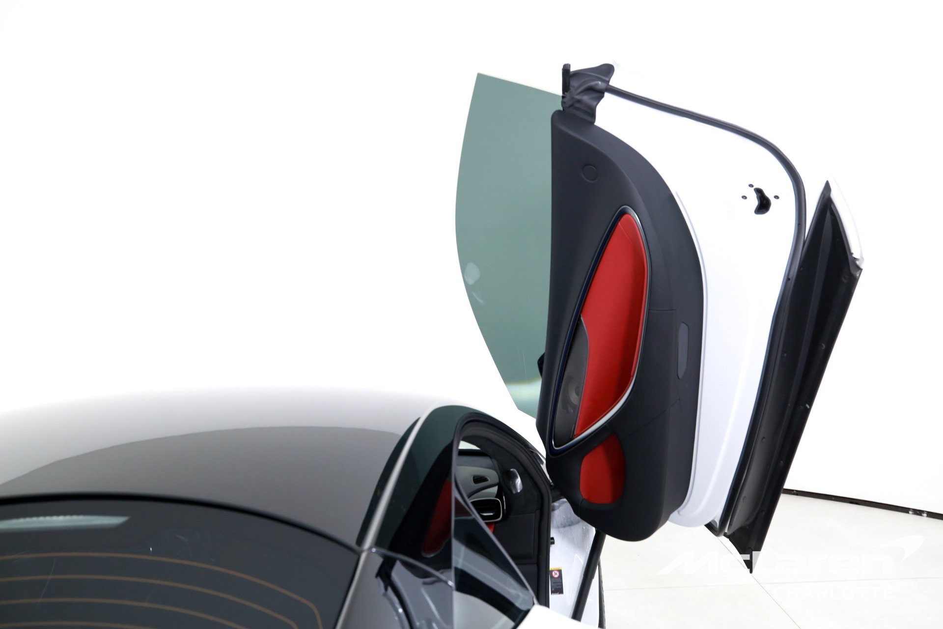 Used 2024 McLaren Artura image 18