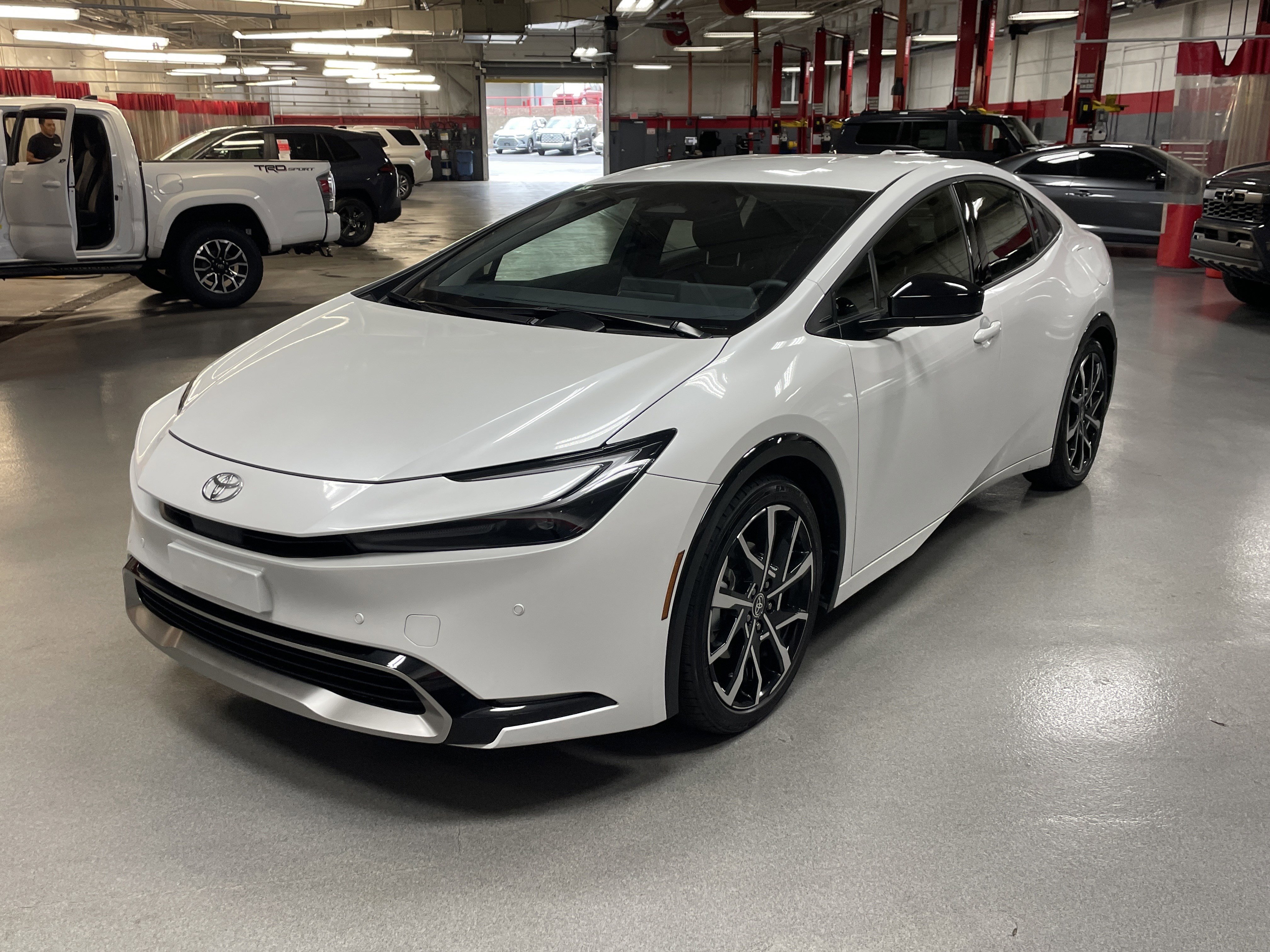 Used 2025 Toyota Prius Plug-In Hybrid FWD image 5