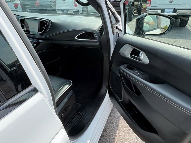 Used 2025 Chrysler Pacifica Limited FWD image 25