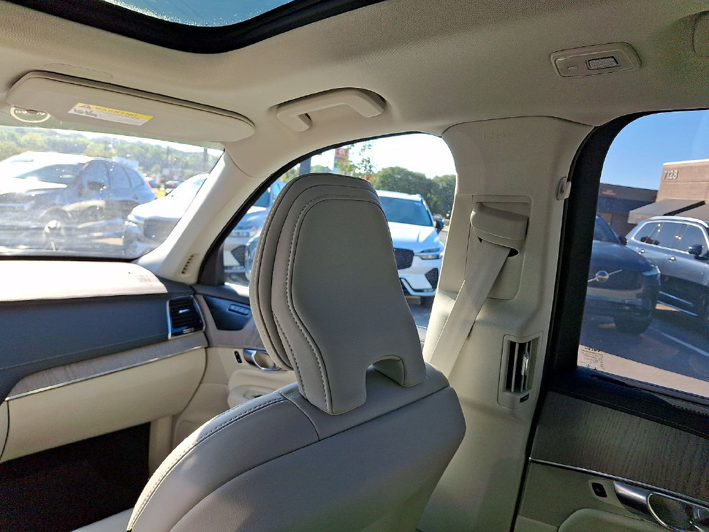 Certified 2025 Volvo XC90 T8 Ultra w/ Protection Package Premier AWD/4WD image 11