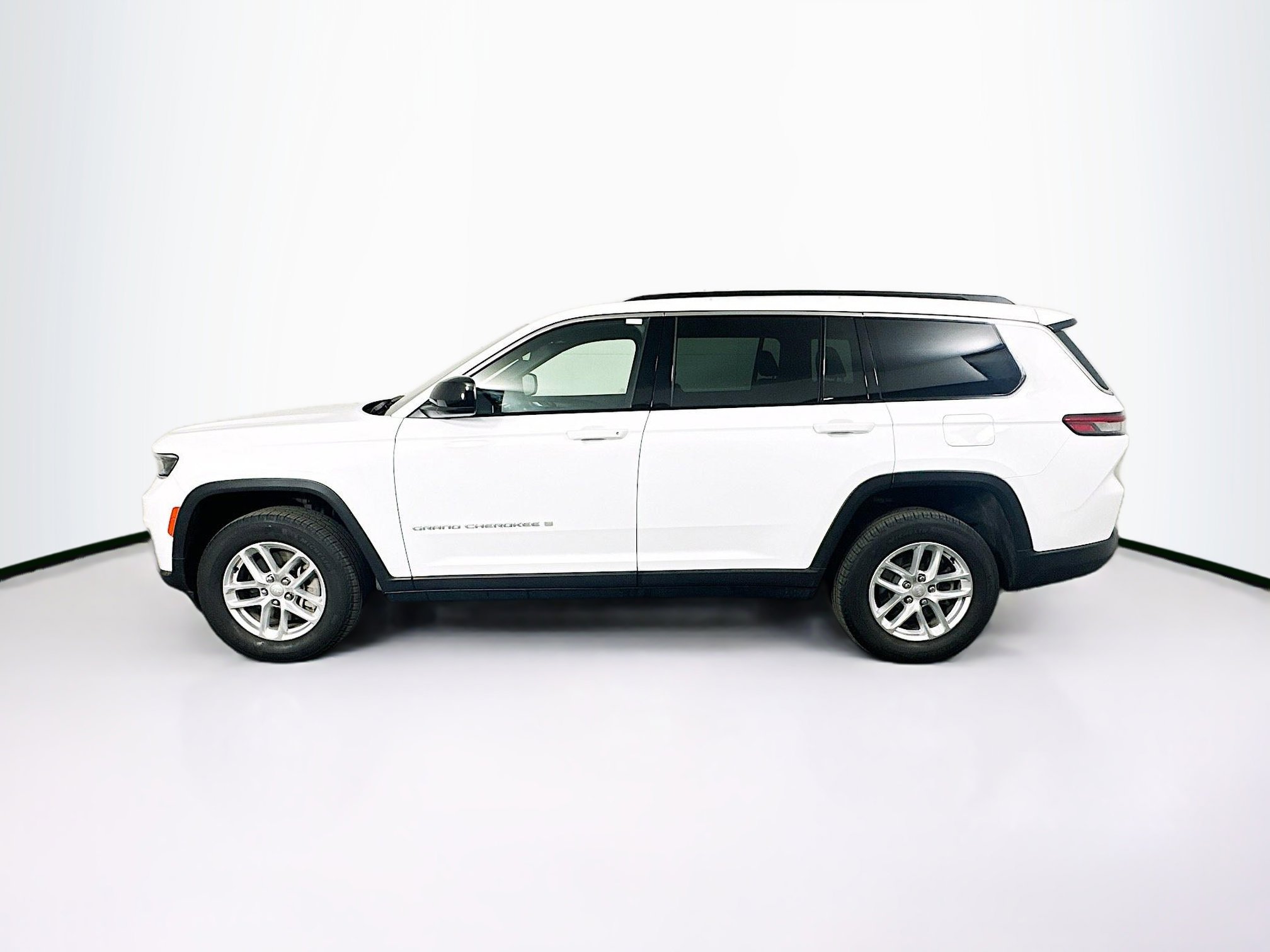Used 2025 Jeep Grand Cherokee L Laredo image 4