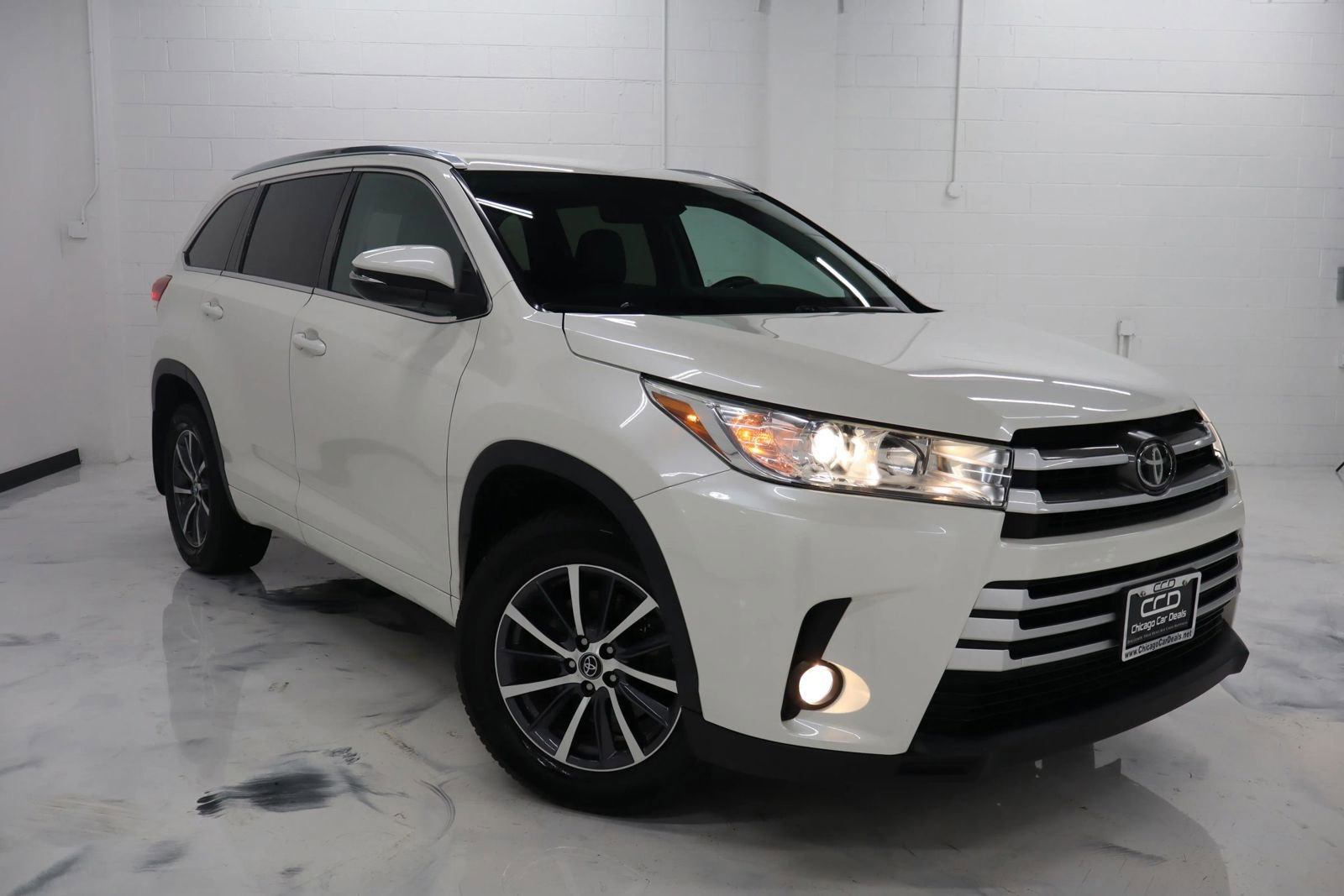 Used 2017 Toyota Highlander XLE image 2