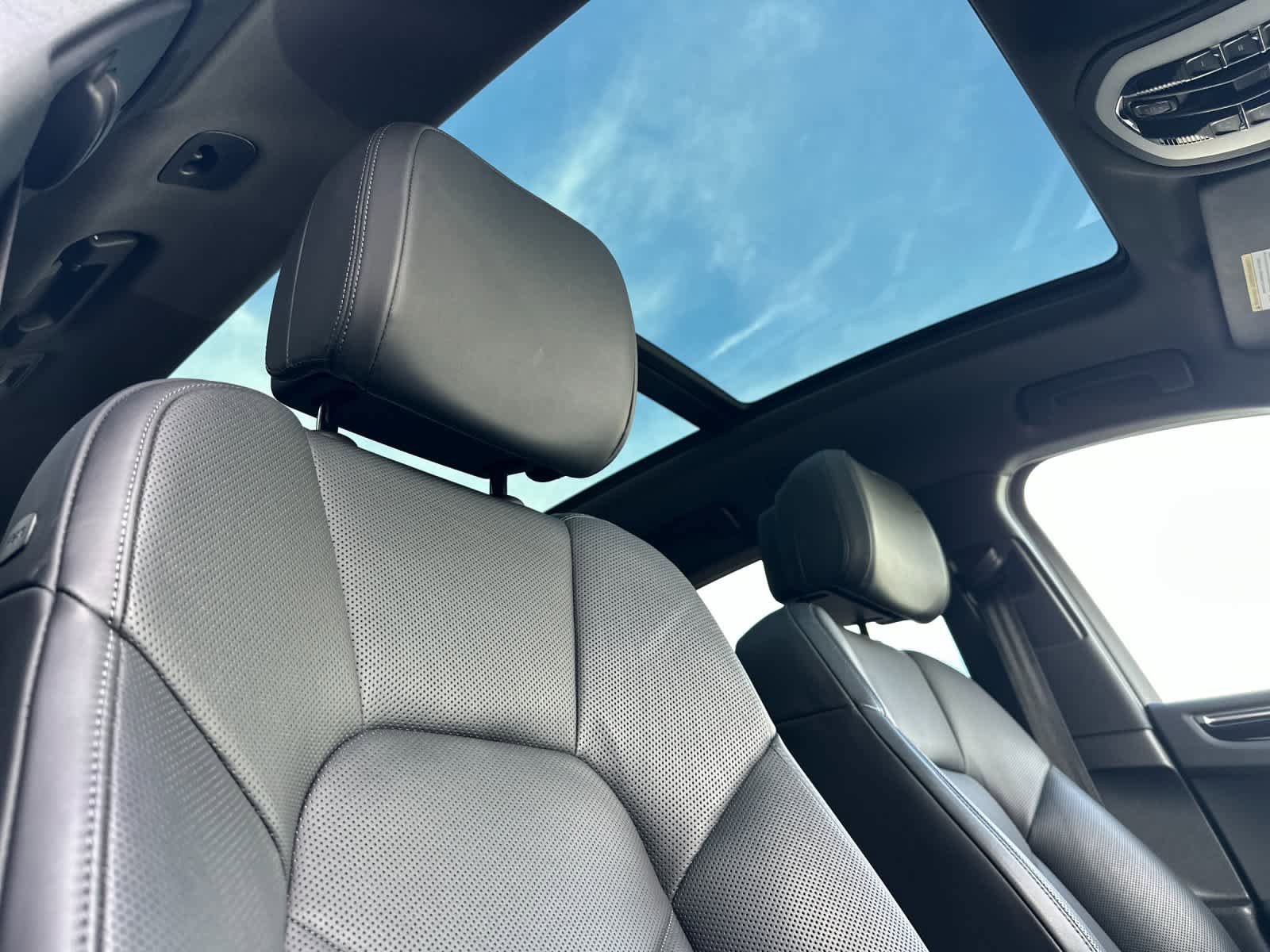 Certified 2025 Porsche Macan AWD/4WD image 18