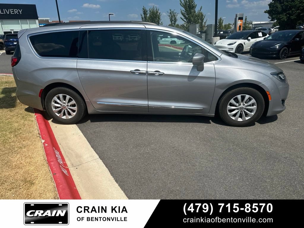 Used 2017 Chrysler Pacifica Touring-L FWD image 4