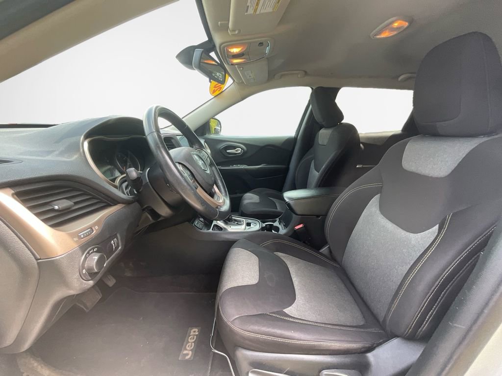 Used 2015 Jeep Cherokee Sport FWD image 12