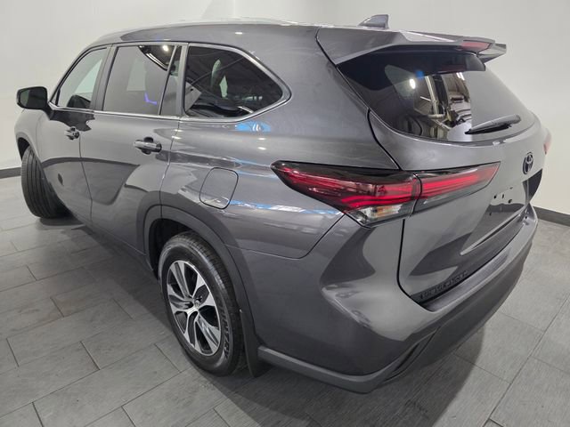 Used 2024 Toyota Highlander XLE image 3