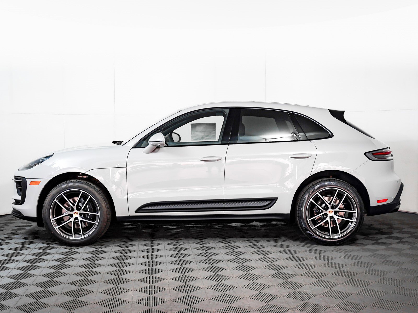 New 2026 Porsche Macan image 2