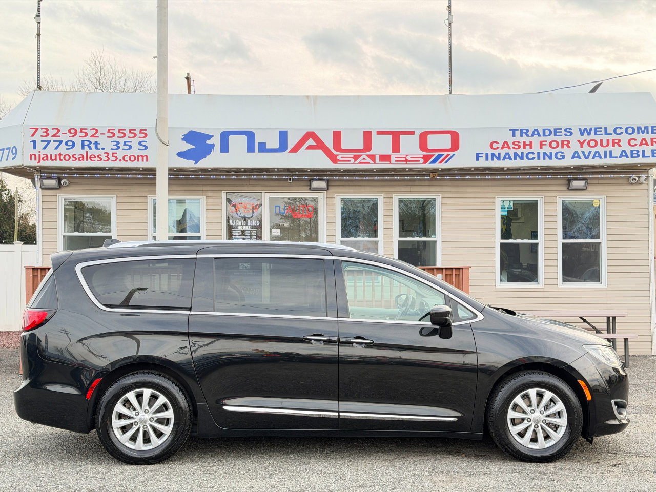 Used 2018 Chrysler Pacifica Touring-L image 3
