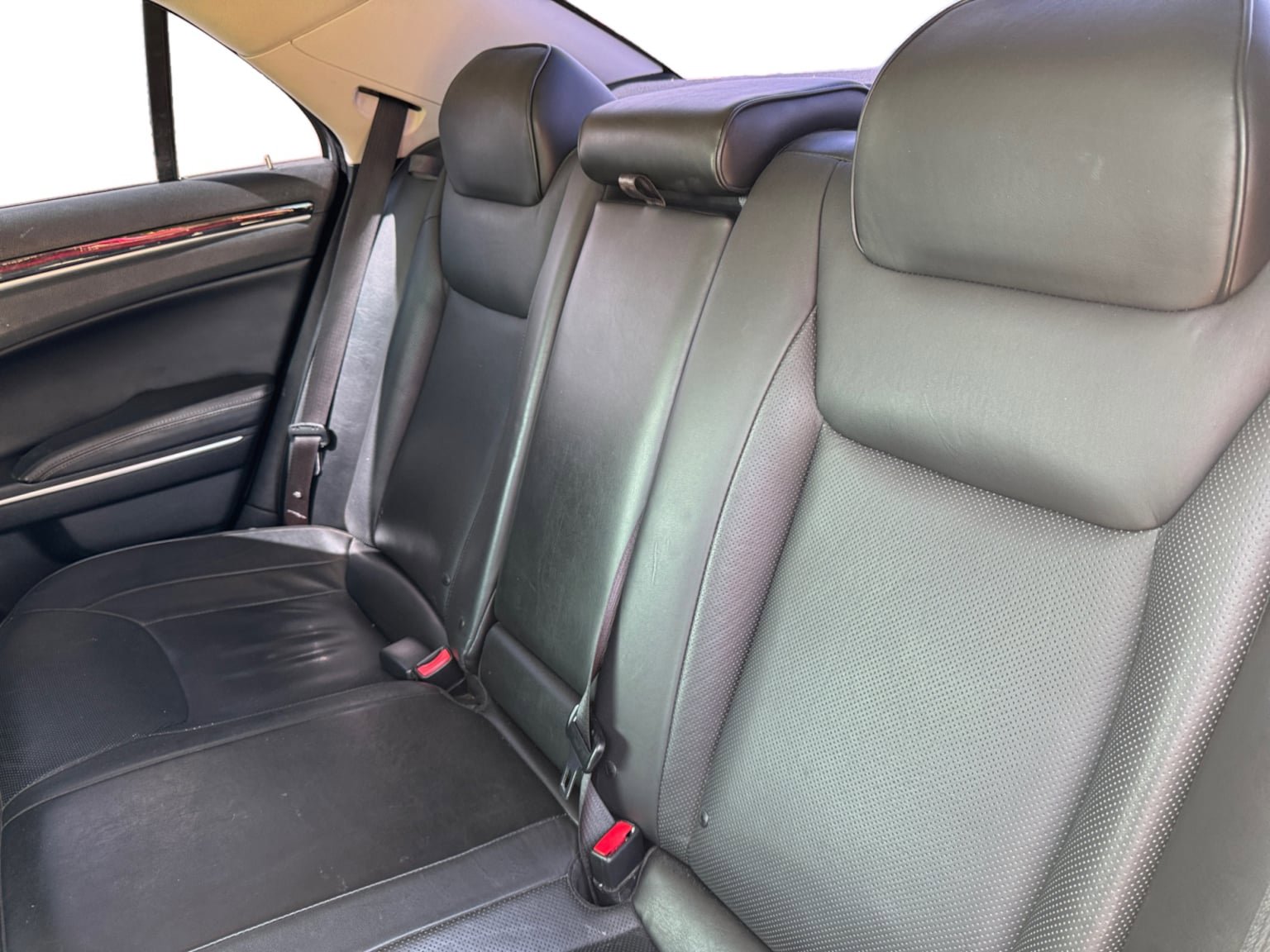 Used 2018 Chrysler 300 Limited RWD image 16