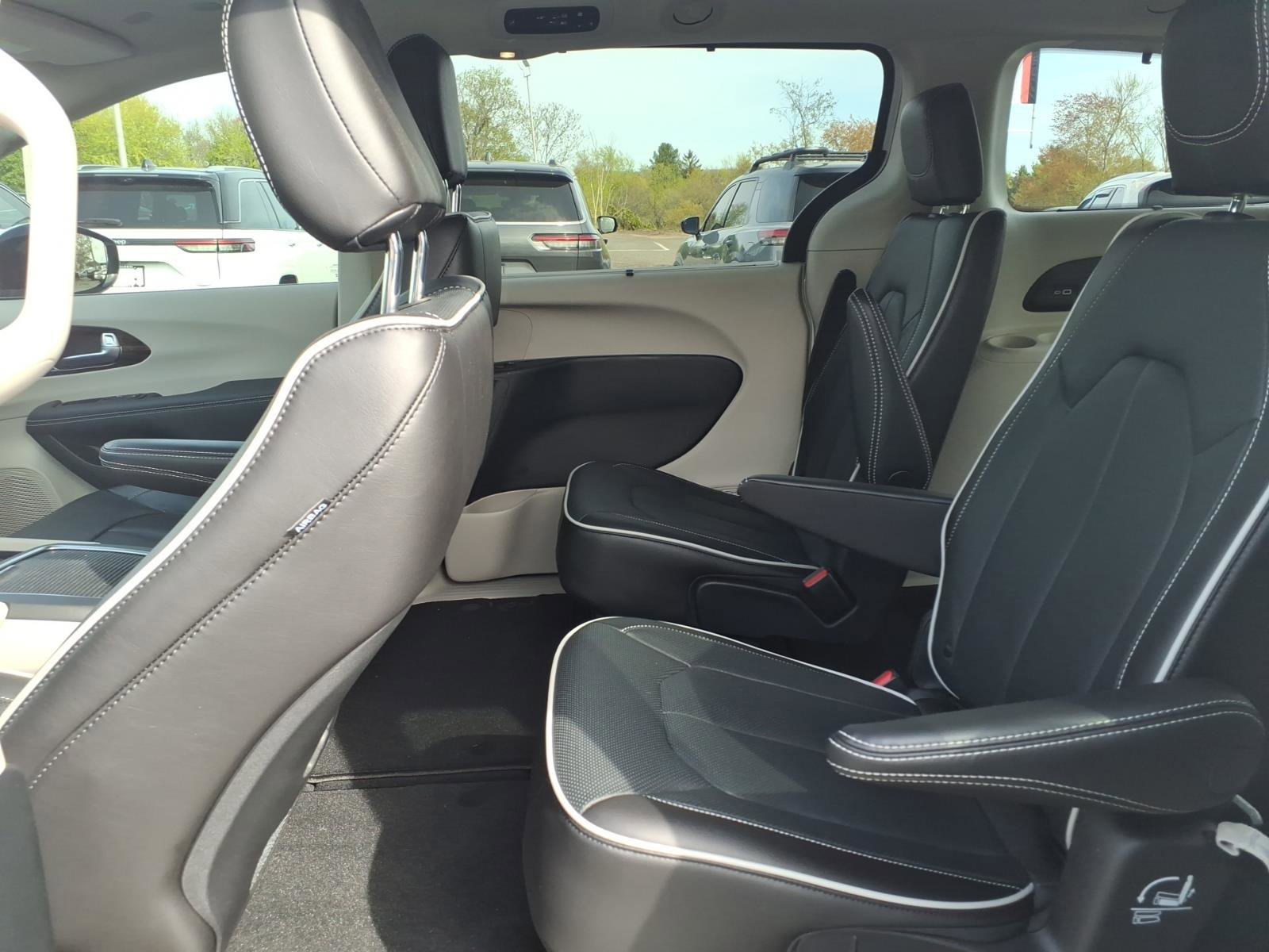Used 2023 Chrysler Pacifica Limited AWD/4WD image 10