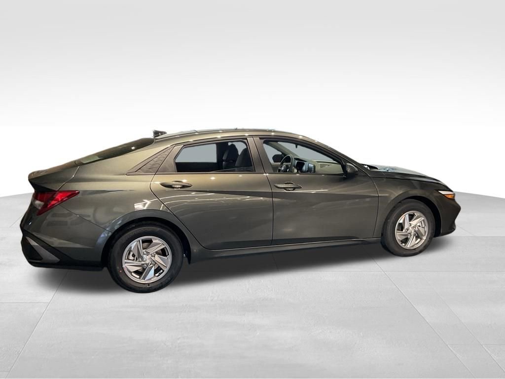 New 2026 Hyundai Elantra SE FWD image 3