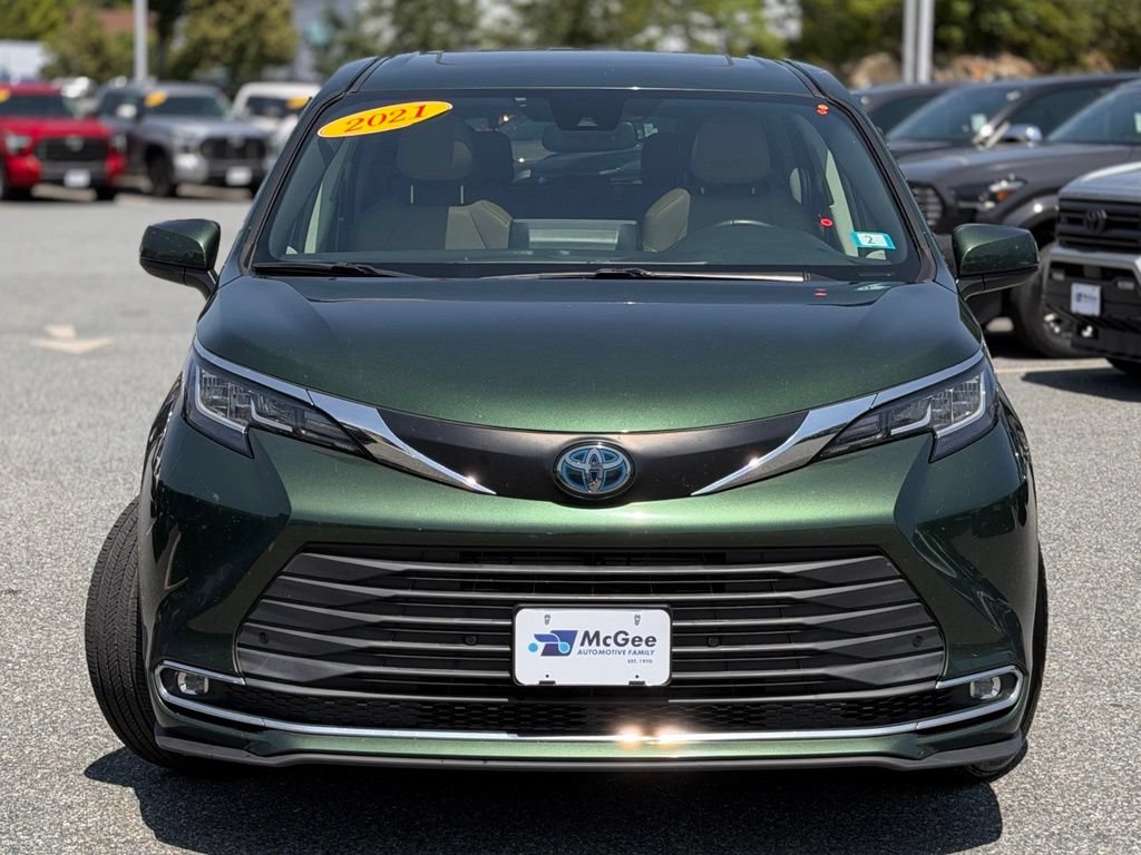 Used 2021 Toyota Sienna XLE AWD/4WD image 2