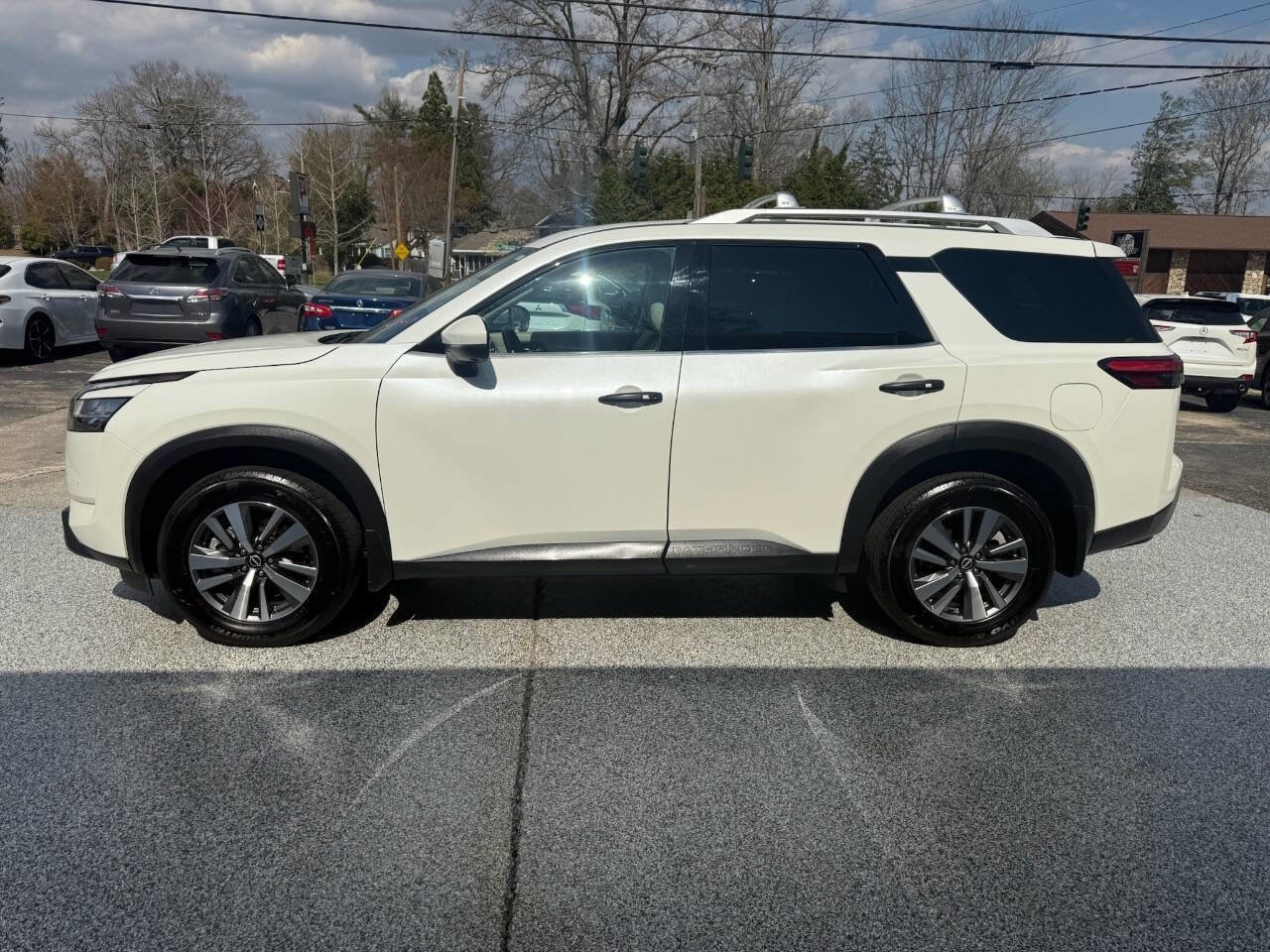 Used 2023 Nissan Pathfinder SL image 3