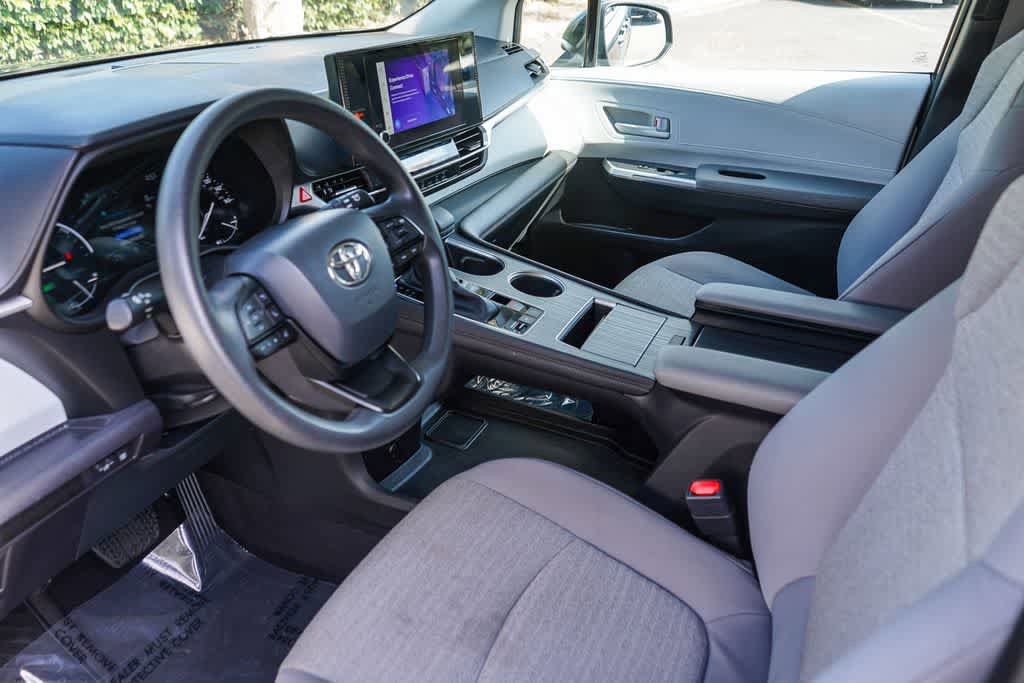 Used 2025 Toyota Sienna LE FWD image 19