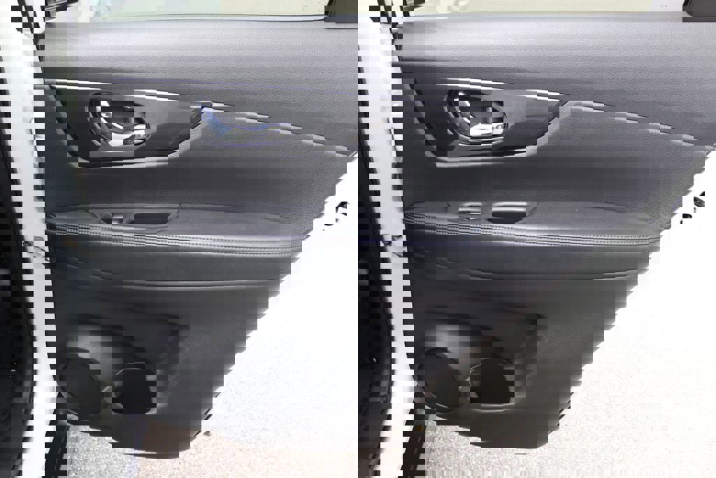 Used 2020 Nissan Rogue SV image 14