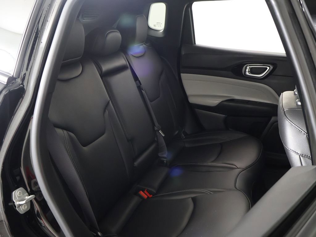 Used 2025 Jeep Compass Limited image 28