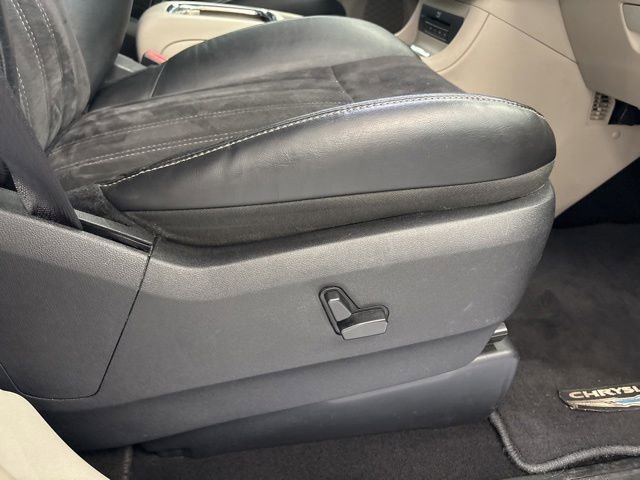 Used 2014 Chrysler Town & Country Touring-L FWD image 23