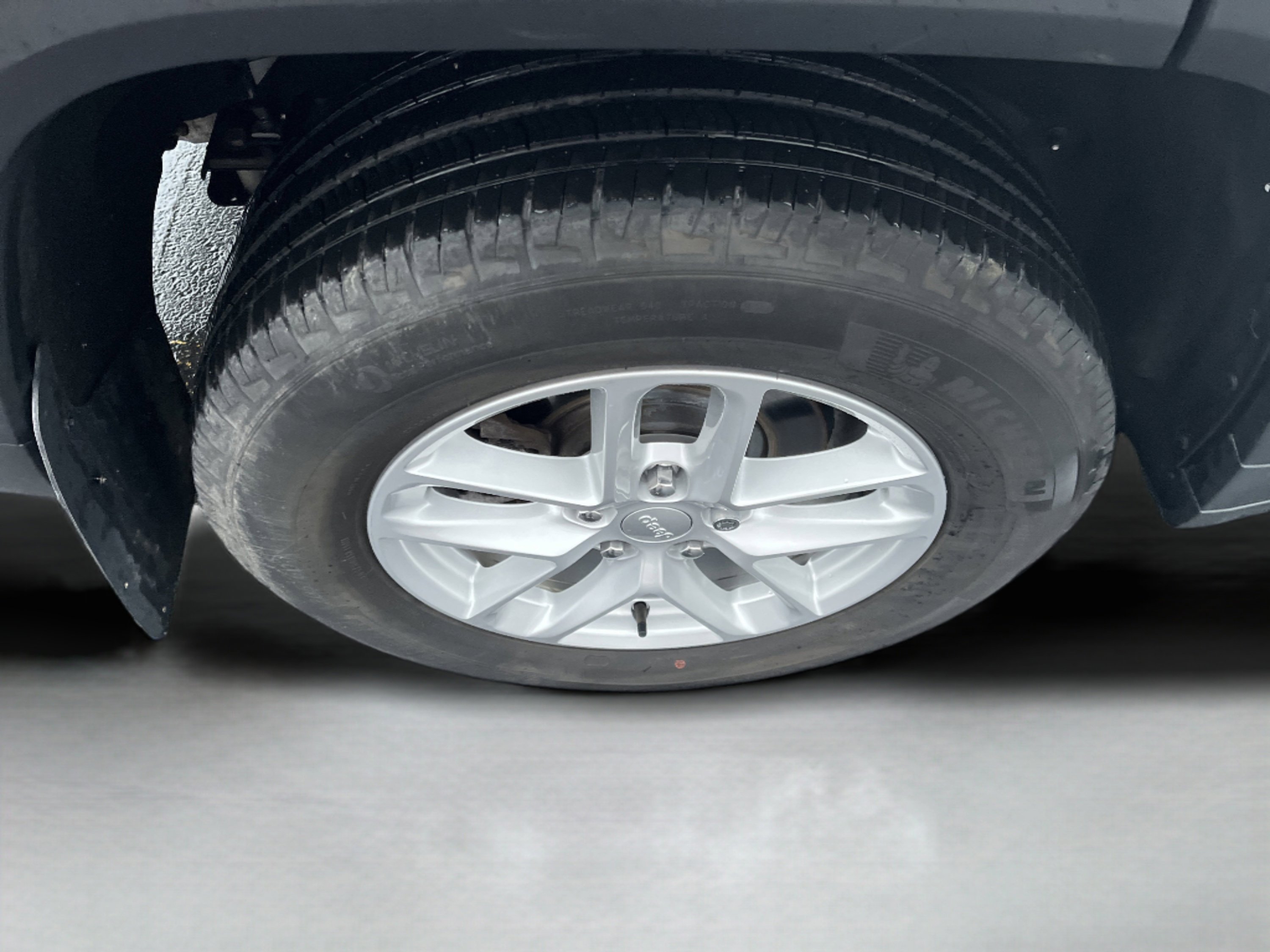 Used 2023 Jeep Grand Cherokee Laredo X image 9