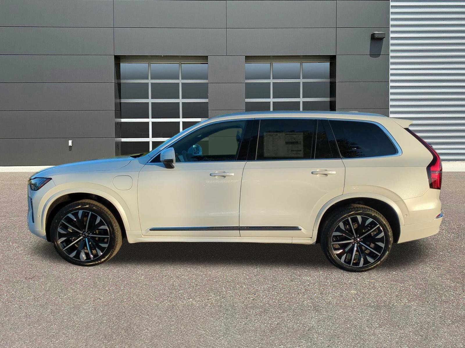 New 2026 Volvo XC90 T8 Plus w/ Protection Package Premier AWD/4WD image 4