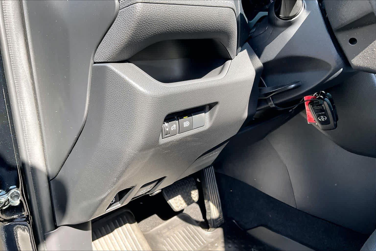 Certified 2025 Toyota RAV4 XLE AWD/4WD image 33