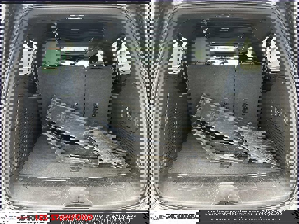 Used 2024 GMC Yukon XL SLT w/ SLT Premium Package AWD/4WD image 11