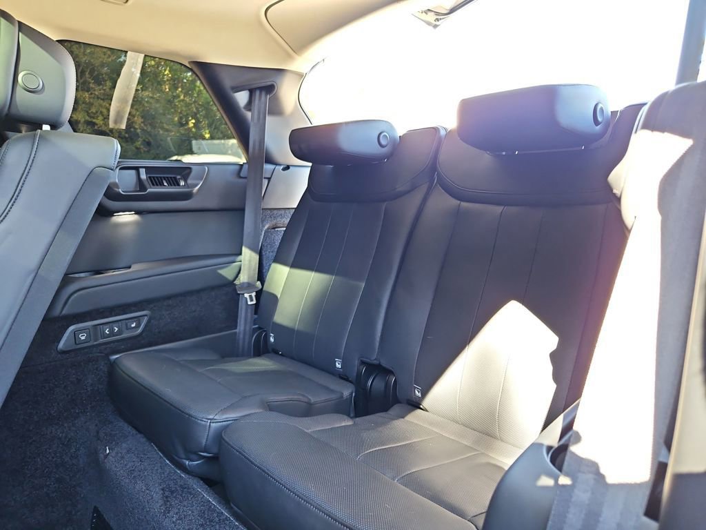 Used 2023 Land Rover Range Rover Long Wheelbase SE image 32