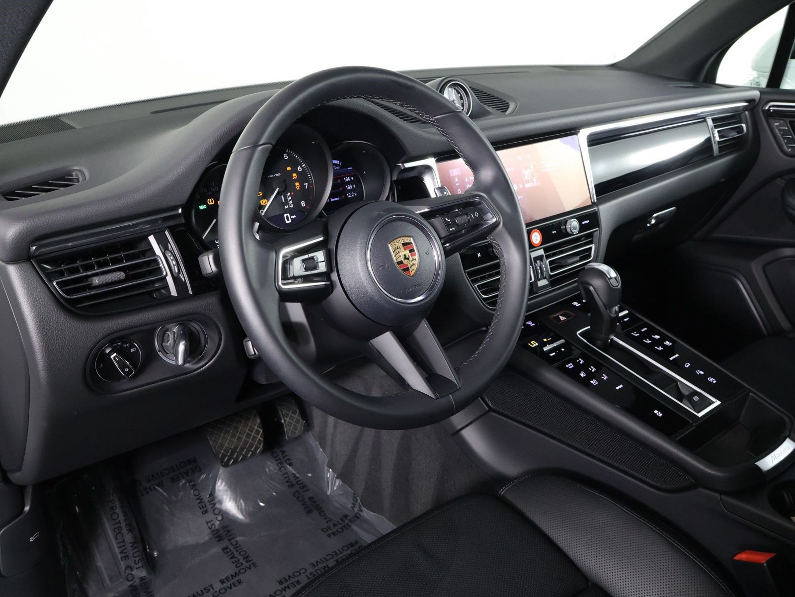 Certified 2026 Porsche Macan AWD/4WD image 4