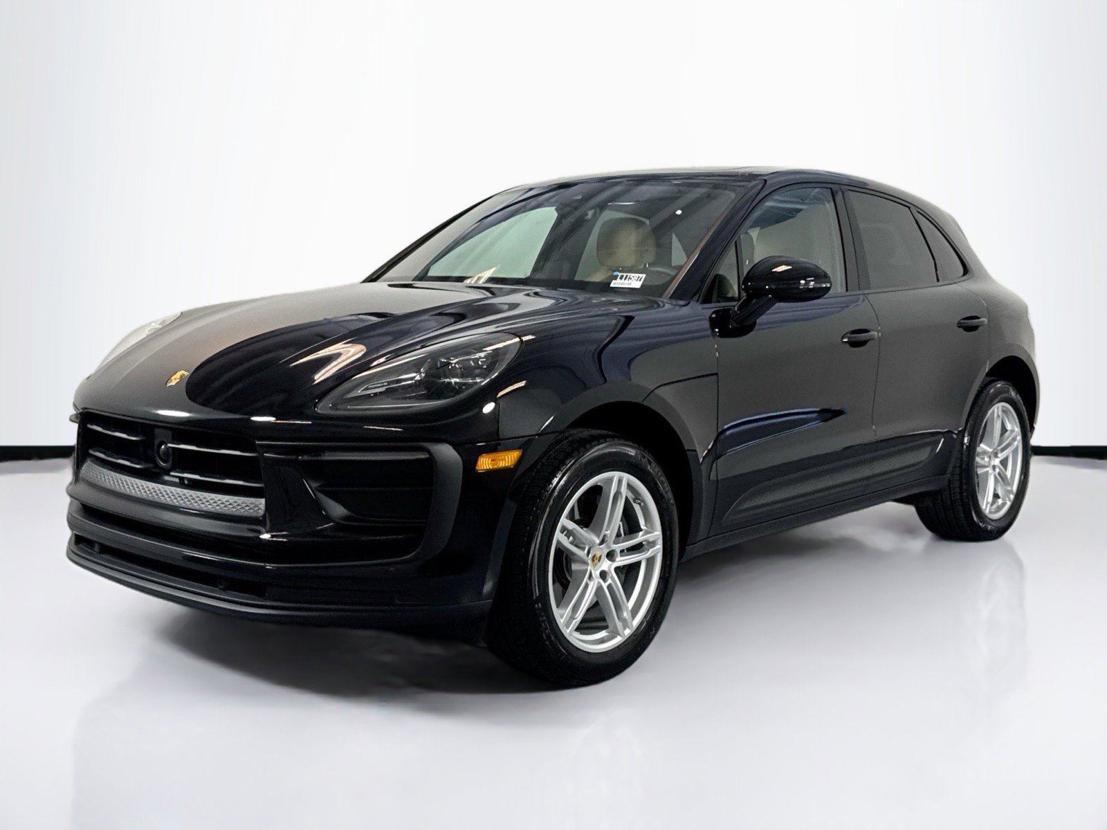 Certified 2025 Porsche Macan image 1