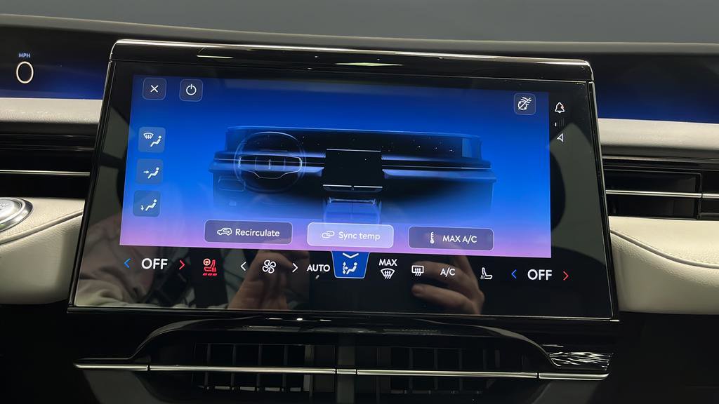 Used 2025 Lincoln Nautilus Premier w/ Equipment Group 102A AWD/4WD image 18