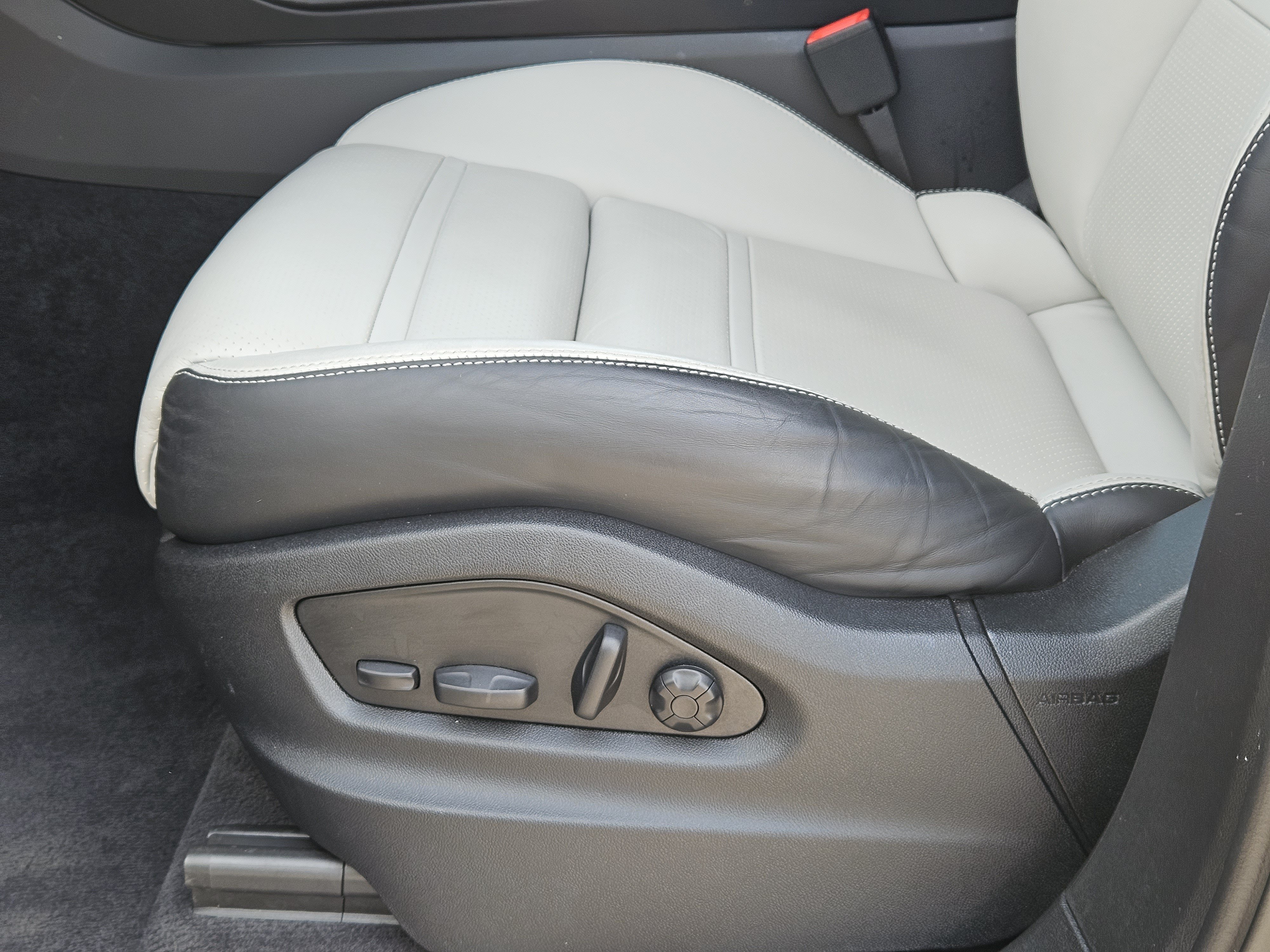 Certified 2024 Porsche Cayenne AWD/4WD image 23