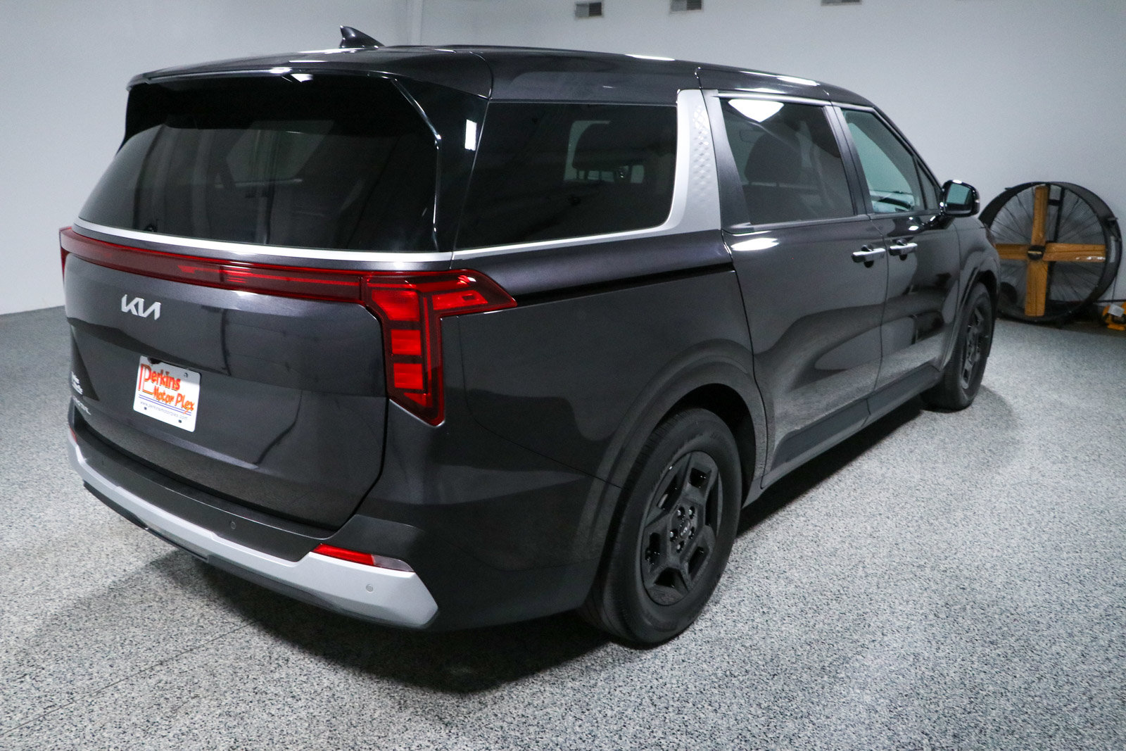 Used 2025 Kia Carnival FWD image 7
