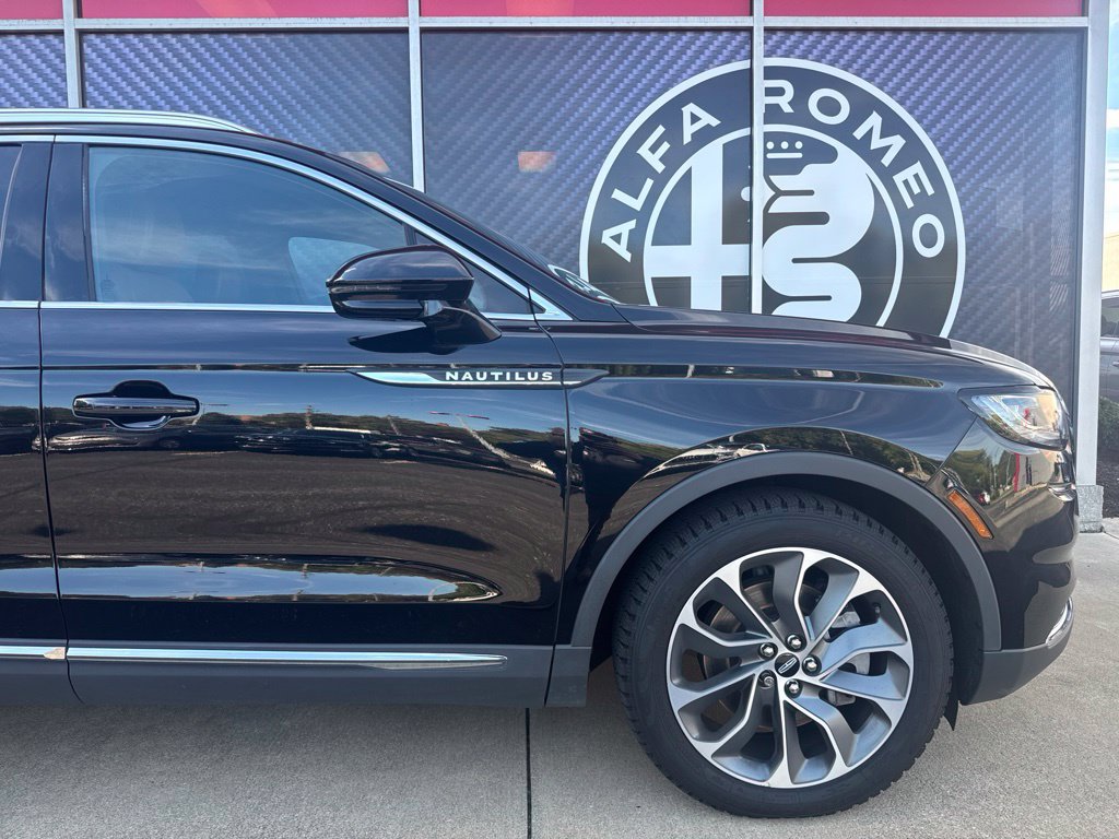 Used 2023 Lincoln Nautilus Reserve AWD/4WD image 3