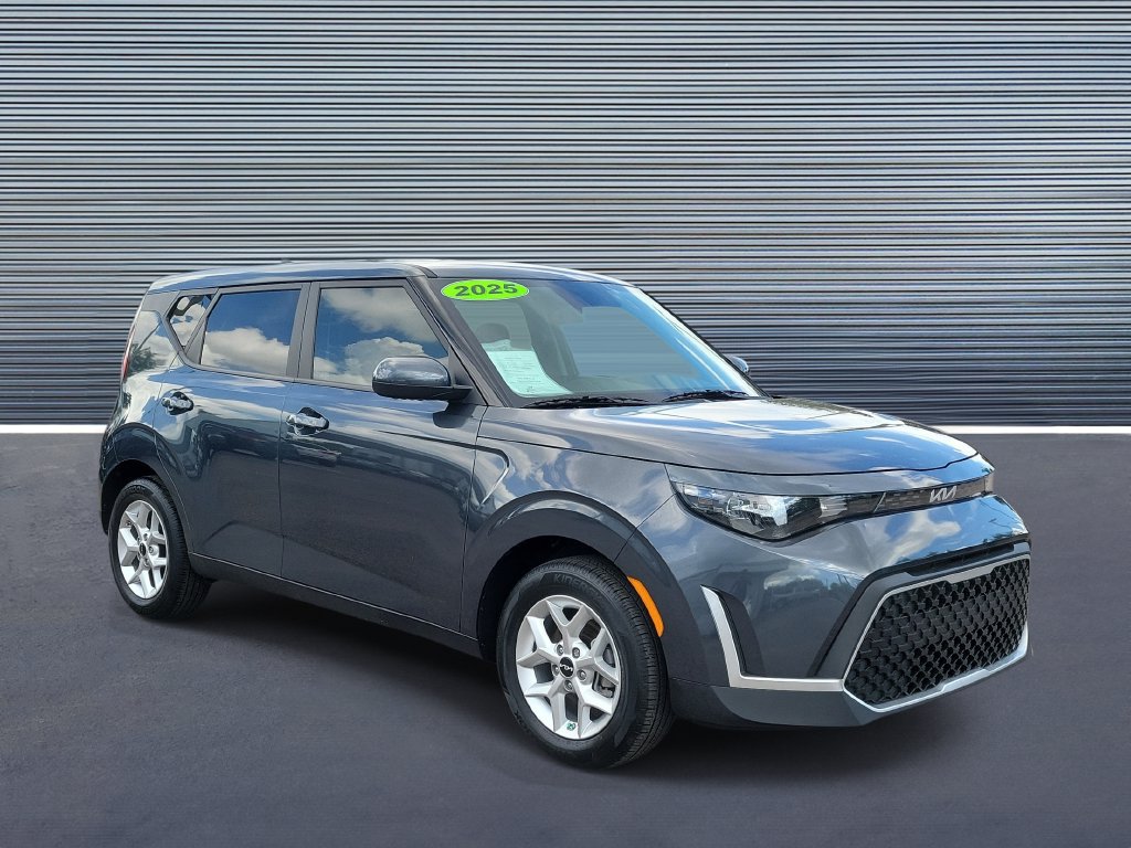 Used 2025 Kia Soul LX w/ LX Technology Package FWD image 2