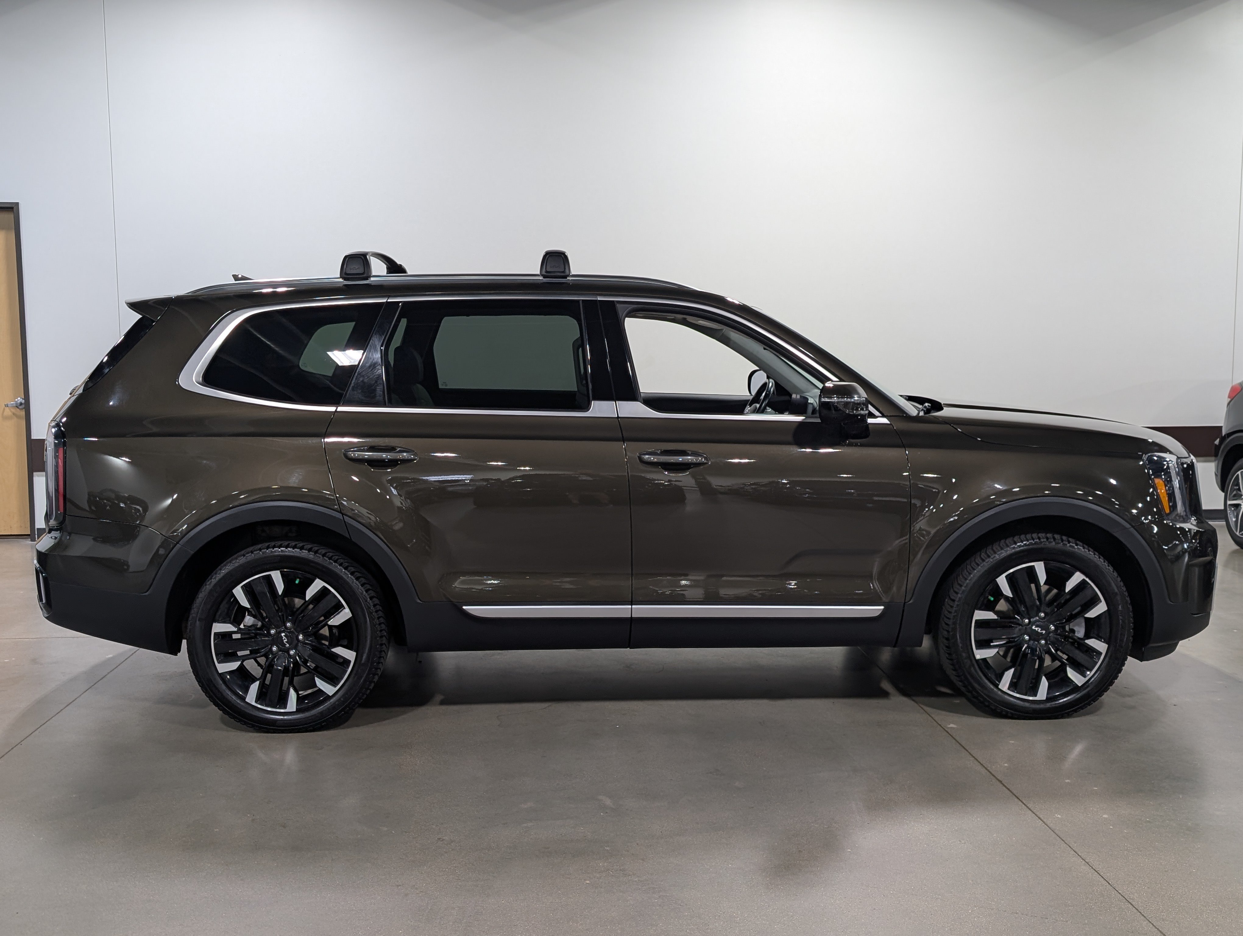 Used 2023 Kia Telluride SX Prestige AWD/4WD image 2
