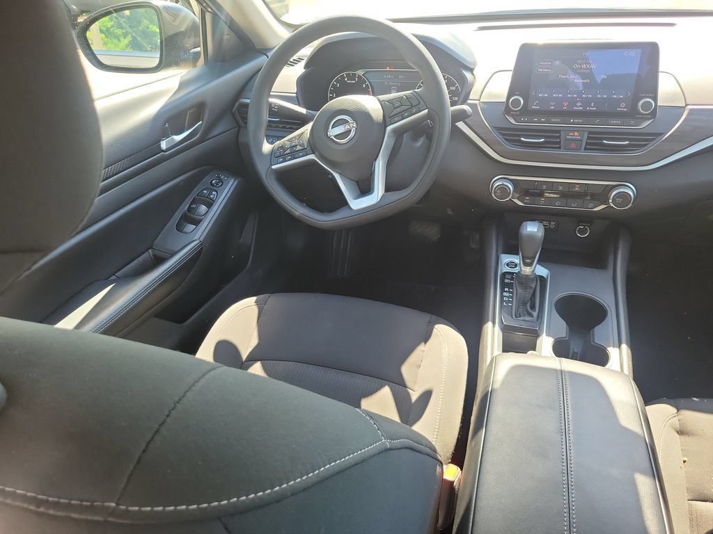 Used 2025 Nissan Altima 2.5 SV FWD image 12