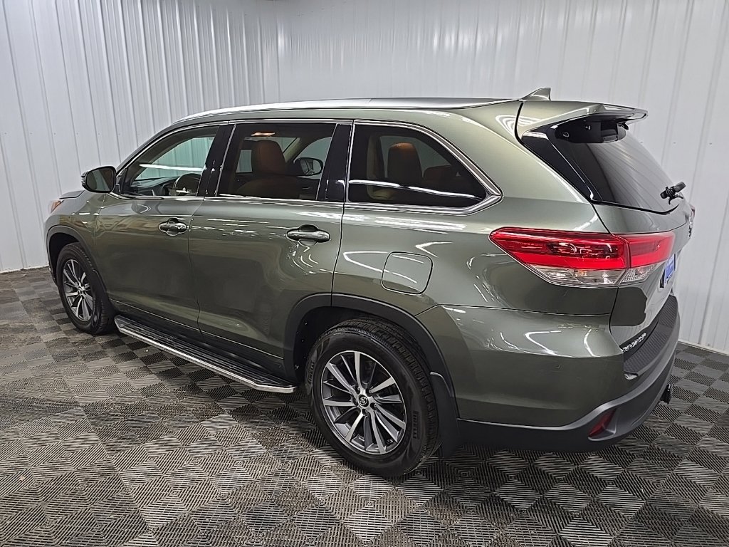 Used 2017 Toyota Highlander XLE AWD/4WD image 10