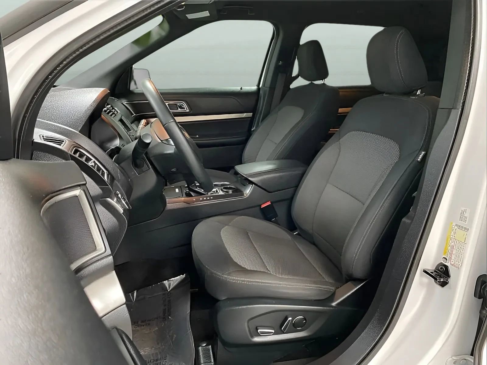 Used 2018 Ford Explorer XLT FWD image 10
