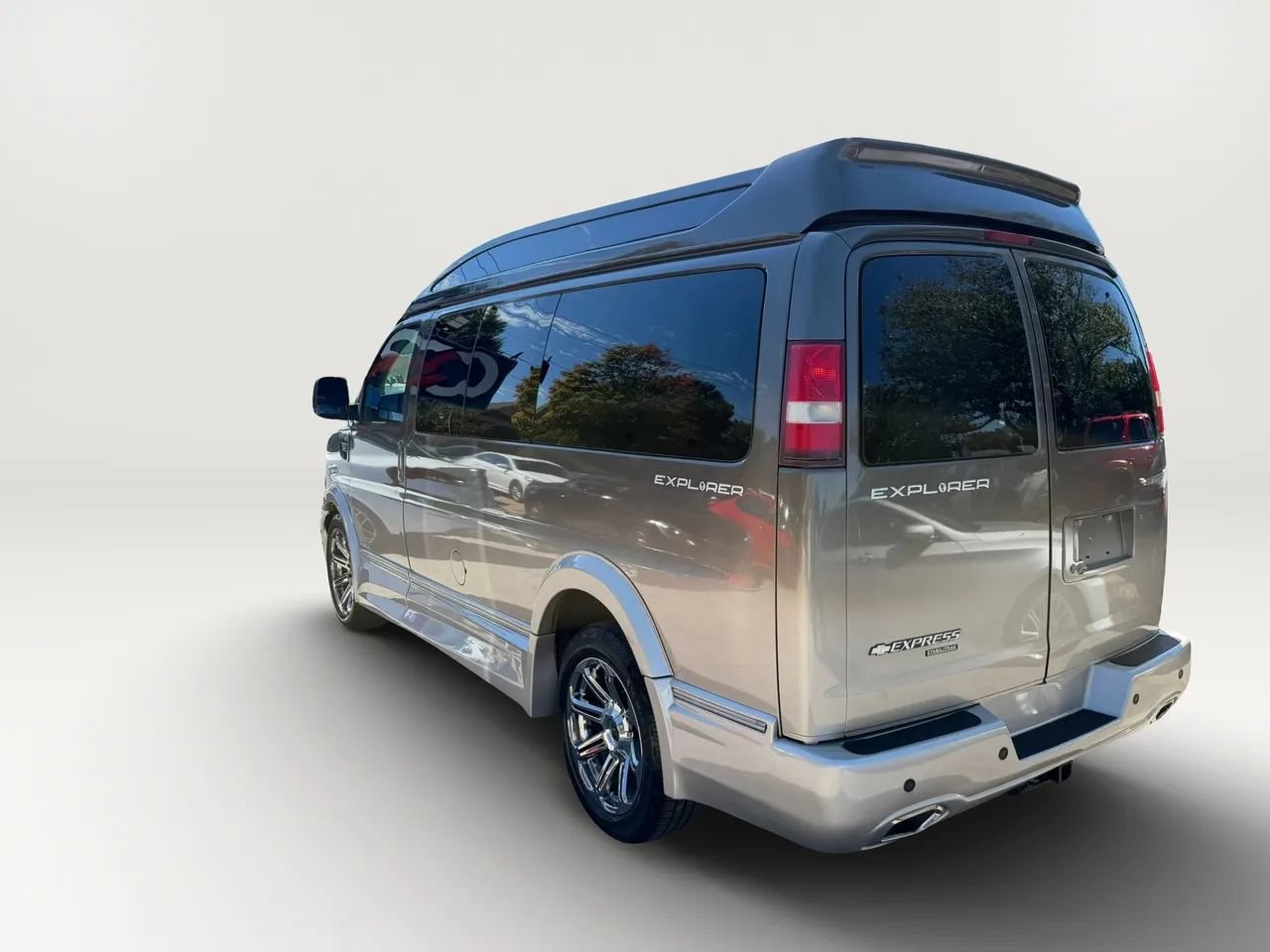 Used 2015 Chevrolet Express 2500 RWD image 5