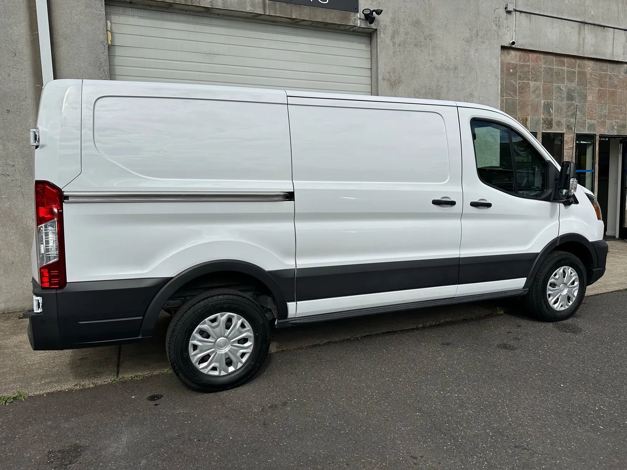 Used 2023 Ford E-Transit Low Roof image 5