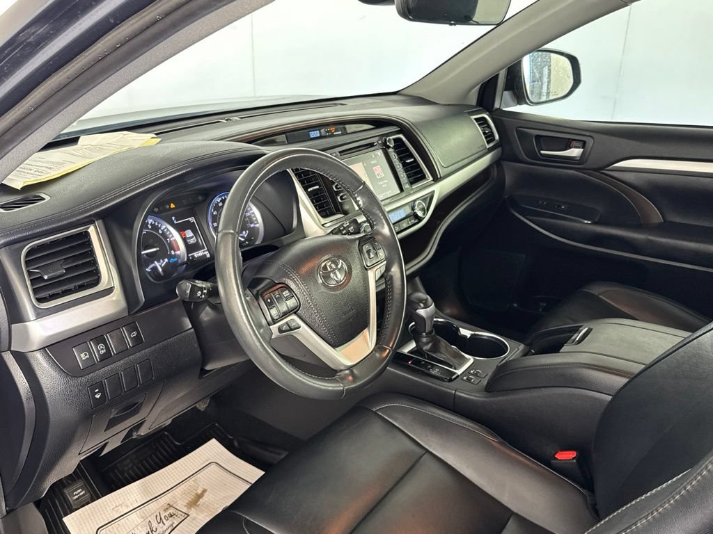 Used 2019 Toyota Highlander XLE AWD/4WD image 16