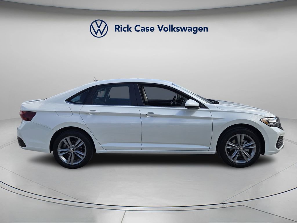 Used 2023 Volkswagen Jetta SE image 3