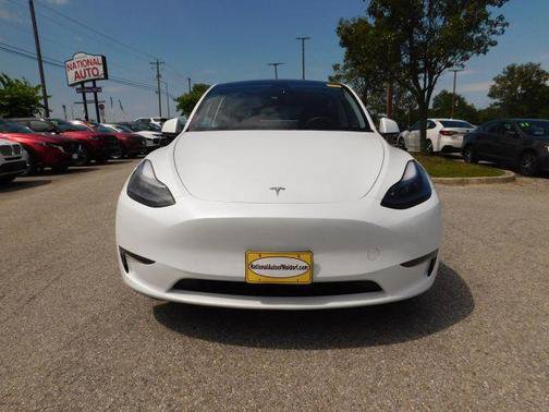 Used 2023 Tesla Model Y Long Range AWD/4WD image 3