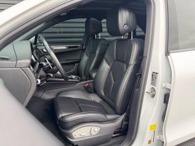 Certified 2023 Porsche Macan AWD/4WD image 5